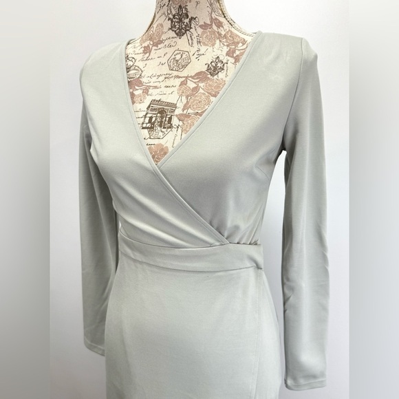 Kittenish Green Long Sleeve V-Neck Sheath Dress - Picture 2 of 15